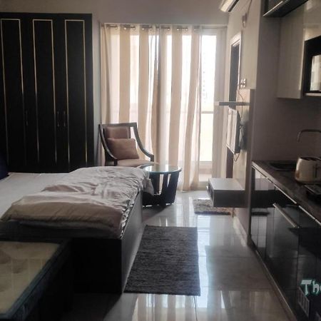 Ne-1St Time In Noida Stay In Mall Екстериор снимка