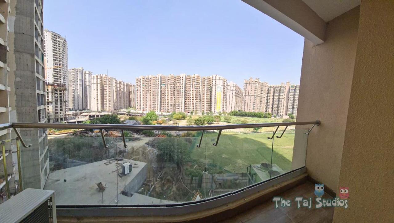 Ne-1St Time In Noida Stay In Mall Екстериор снимка
