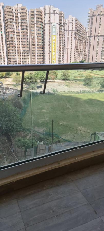 Ne-1St Time In Noida Stay In Mall Екстериор снимка